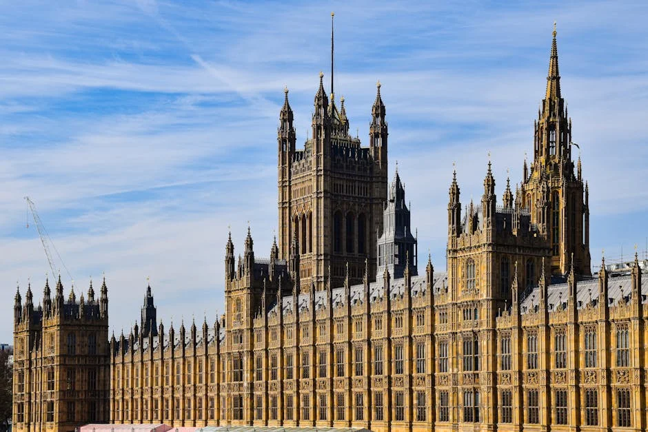 Pedro Nuno Santos Returns to Parliament Amid Political Uncertainty — Economy Business