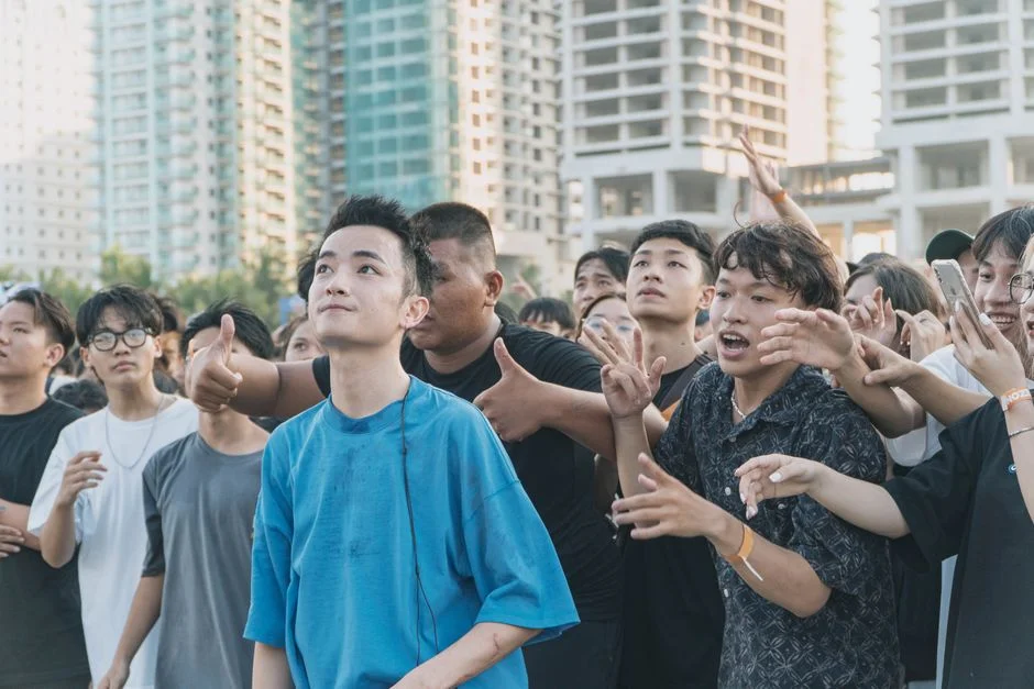 Zhang Linghe Forces Live Event Online After Fan Frenzy at SG Mall — Sports